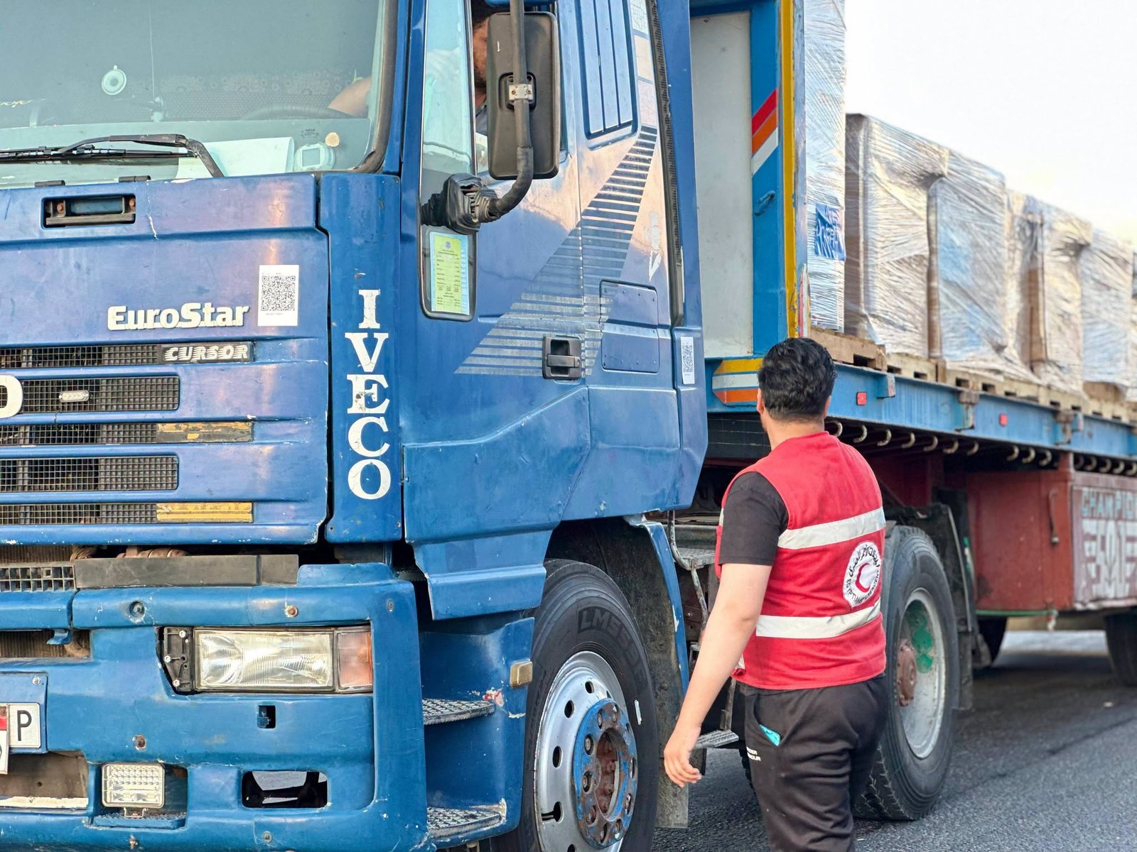 الهلال الأحمر المصري يطلق قافلة «زاد العزة» 218 بحمولة أكثر من 3 آلاف طنًا من المساعدات لغزة